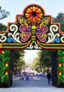 Casa de México da la bienvenida a la primavera con una ofrenda floral