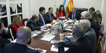 Los expertos reunidos con el embajador Jakhongir Ganiev. / Foto: Embajada de Uzbekistán