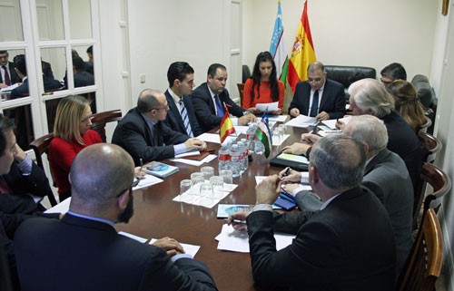 Los expertos reunidos con el embajador Jakhongir Ganiev. / Foto: Embajada de Uzbekistán