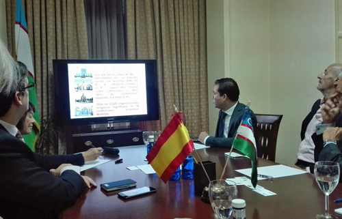 Un grupo de expertos analiza las nuevas políticas para la juventud en Uzbekistán