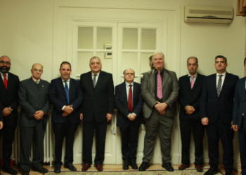 El embajador Ganiev junto a los participantes en la mesa redonda sobre las elecciones legislativas de Uzbekistán. / Foto: Embajada de Uzbekistán.