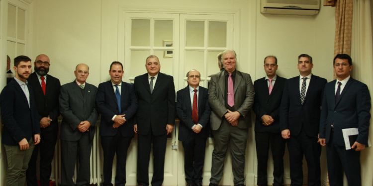 El embajador Ganiev junto a los participantes en la mesa redonda sobre las elecciones legislativas de Uzbekistán. / Foto: Embajada de Uzbekistán.