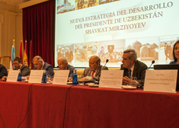 El embajador de Uzbekistán, en el centro, junto al presidente del Casino de Madrid y los demás participantes./ Foto: AR