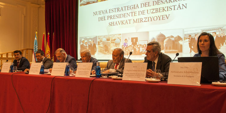 El embajador de Uzbekistán, en el centro, junto al presidente del Casino de Madrid y los demás participantes./ Foto: AR