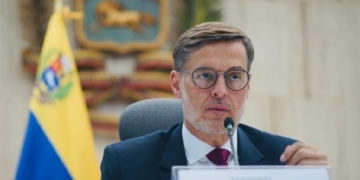 Albares habla con el nuevo canciller venezolano en su ronda de contactos con Gobierno y oposición