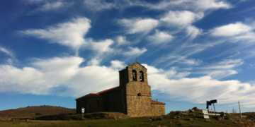 Pinceladas de nubes sobre el pueblo de Ventosa de la Sierra (Soria)