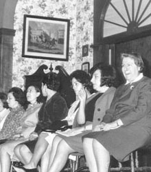 El Instituto Cervantes homenajea a la tertulia femenina ‘Versos con faldas’