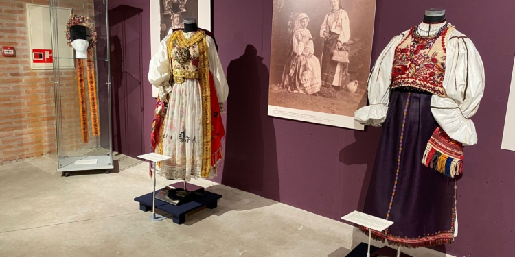 El Instituto Rumano de Cultura expone ‘La blusa tradicional rumana’