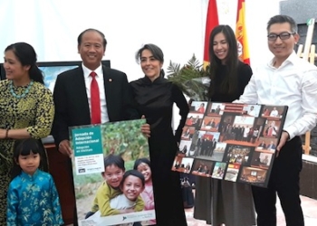 Familias con hijos adoptados en Vietnam, recibidos por el embajador