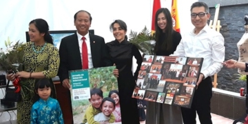 Familias con hijos adoptados en Vietnam, recibidos por el embajador