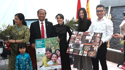 Familias con hijos adoptados en Vietnam, recibidos por el embajador