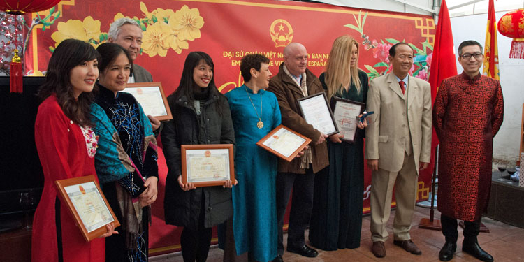 The winners pose with the ambassador and the Minister Counsellor of Vietnam.