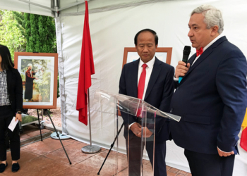 El presidente de la Asociación ‘Puente con Vietnam’ se dirige a los invitados en presencia del embajador de Vietnam./ Foto: AR