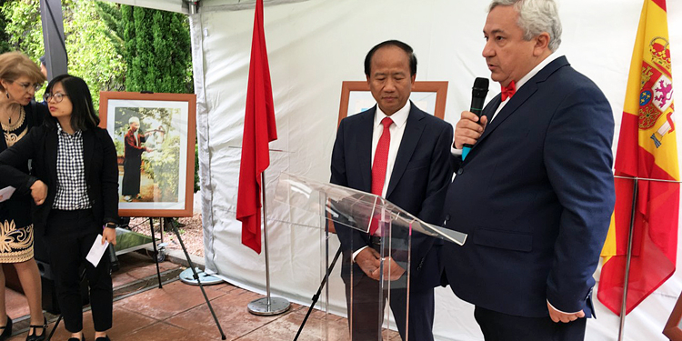 El presidente de la Asociación ‘Puente con Vietnam’ se dirige a los invitados en presencia del embajador de Vietnam./ Foto: AR