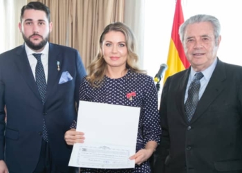 Violeta Agrici flanqueada por Alfredo Leonard y Francisco de Borbón.