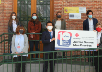 El director del Centro Cultural Coreano visita las instalaciones de la Cruz Roja