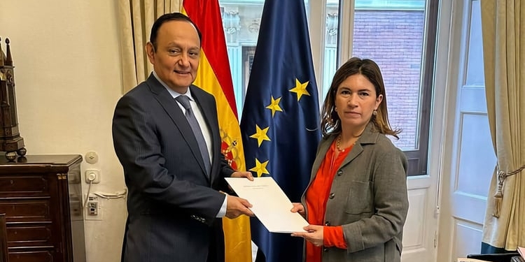 Walter Gutiérrez toma posesión como embajador de Perú tras presentar Copias de Estilo