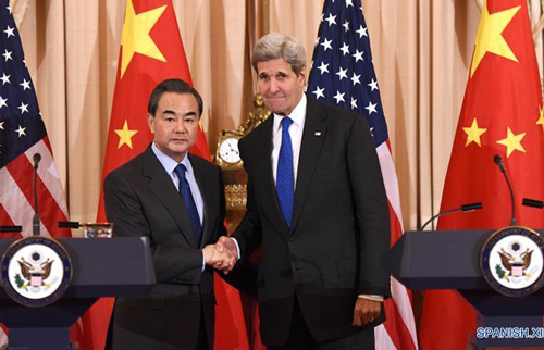 Los cancilleres de China y Estados Unidos discuten por teléfono asuntos marítimos