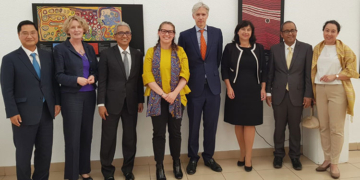La embajadora Julie-Ann Guivarra estuvo acompañada por los embajadores de Corea del Sur, Irlanda, Indonesia, Eslovenia y Tailandia, junto con su esposa, y el presidente ejecutivo de la Academia de la Diplomacia, Santiago Velo.