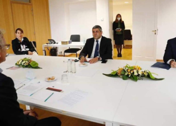 Zurab Pololikashvili (centro) durante la reunión que mantuvo con responsables europeos en Bruselas./ Foto: Twitter / @htheoharis