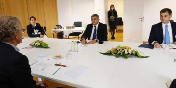 Zurab Pololikashvili (centro) durante la reunión que mantuvo con responsables europeos en Bruselas./ Foto: Twitter / @htheoharis