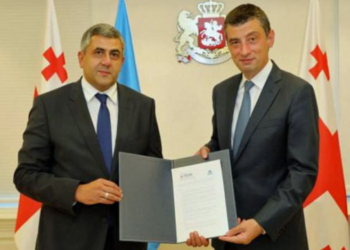 Zurab Pololikashvili y Gueorgui Gajaria muestran el documento de respaldo oficial a su candidatura./ Foto: Gobierno de Georgia
