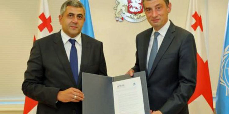 Zurab Pololikashvili y Gueorgui Gajaria muestran el documento de respaldo oficial a su candidatura./ Foto: Gobierno de Georgia