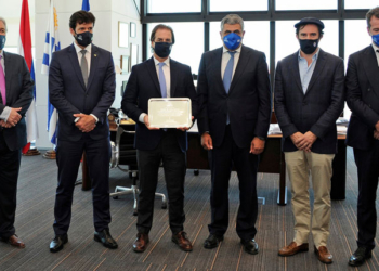 De izquierda a derecha: el ministro de Exteriores de Uruguay, Francisco Bustillo; Marcelo Álvaro Antonio, ministro de Turismo de Brasil; el presidente de Uruguay, Luis Lacalle Pou; Zurab Pololikashvili, secretario general de la OMT; Germán Cardoso, ministro de Turismo de Uruguay; y Lisandro Menu-Marque, de Wakalúa.