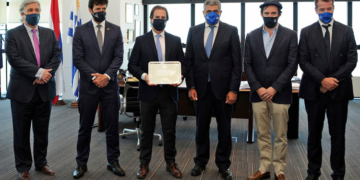 De izquierda a derecha: el ministro de Exteriores de Uruguay, Francisco Bustillo; Marcelo Álvaro Antonio, ministro de Turismo de Brasil; el presidente de Uruguay, Luis Lacalle Pou; Zurab Pololikashvili, secretario general de la OMT; Germán Cardoso, ministro de Turismo de Uruguay; y Lisandro Menu-Marque, de Wakalúa.