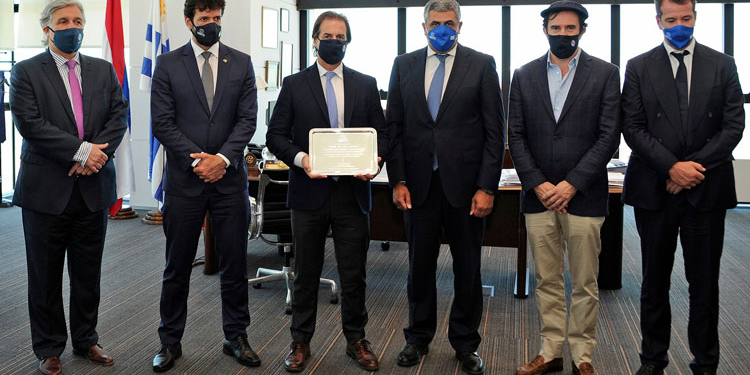 De izquierda a derecha: el ministro de Exteriores de Uruguay, Francisco Bustillo; Marcelo Álvaro Antonio, ministro de Turismo de Brasil; el presidente de Uruguay, Luis Lacalle Pou; Zurab Pololikashvili, secretario general de la OMT; Germán Cardoso, ministro de Turismo de Uruguay; y Lisandro Menu-Marque, de Wakalúa.