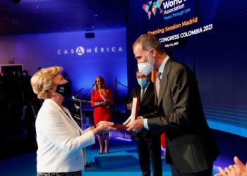 La directiva de ACNUR Gillian Triggs recibe la Medalla de Honor ‘Ruth Bader Ginsburg’