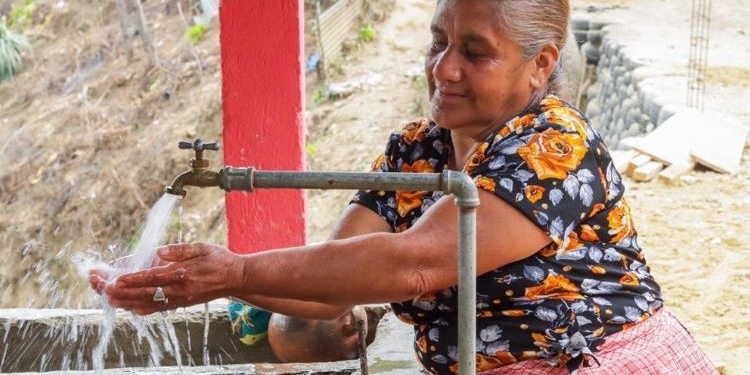 España aportó en 2022 más de 30 millones para agua y saneamiento en Iberoamérica y África