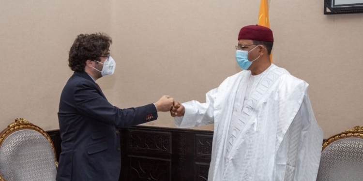 El director de AECID entrega material sanitario a Níger en su primer viaje a África