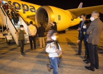 Llegada ayer a la base de Torrejón de un avión con refugiados afganos.