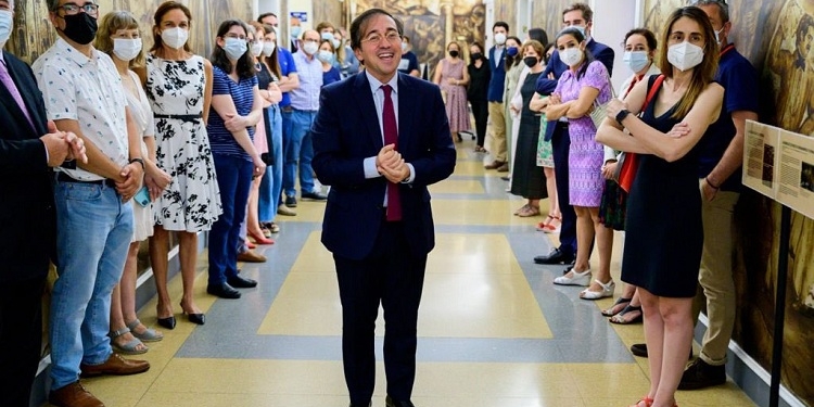 Albares se compromete a mejorar las condiciones de trabajo en la AECID