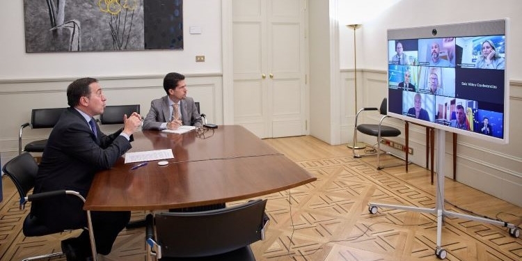 Albares informa a Moreno y a los alcaldes de la reunión con Cameron y Sefcovic sobre Gibraltar