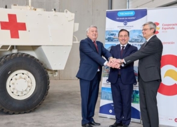 Albares asiste al acto de entrega de dos ambulancias blindadas donadas a Ucrania