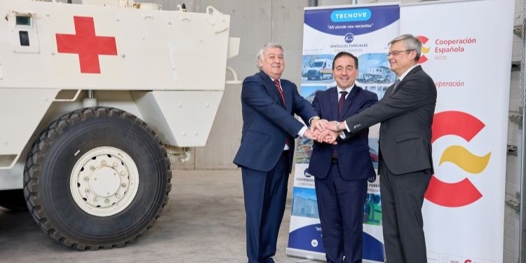 Albares asiste al acto de entrega de dos ambulancias blindadas donadas a Ucrania
