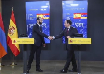 El ministro de Exteriores armenio agradece a Albares la antena diplomática en Ereván