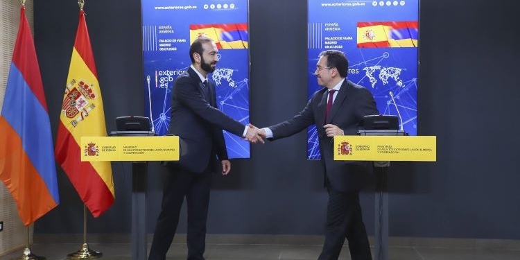 El ministro de Exteriores armenio agradece a Albares la antena diplomática en Ereván