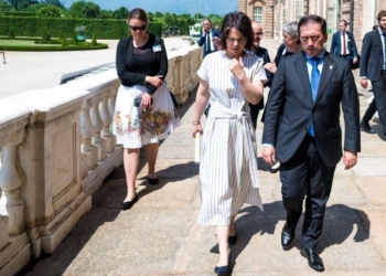 Albares asegura que España apoya “las aspiraciones de Ucrania” de entrar en la UE