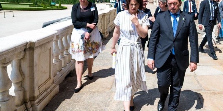 Albares asegura que España apoya “las aspiraciones de Ucrania” de entrar en la UE