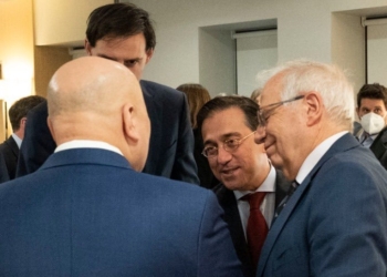 Albares en Luxemburgo: “No debemos financiar la guerra de Putin con fondos europeos”