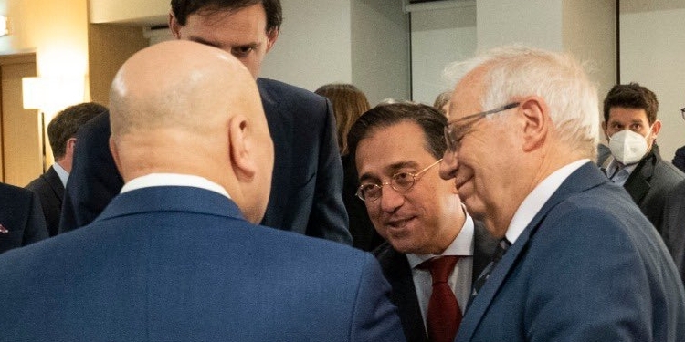 Albares en Luxemburgo: “No debemos financiar la guerra de Putin con fondos europeos”