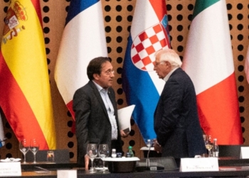 Albares aborda con Le Drian y Maas la respuesta conjunta europea en Afganistán