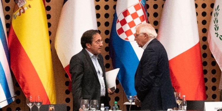 Albares aborda con Le Drian y Maas la respuesta conjunta europea en Afganistán