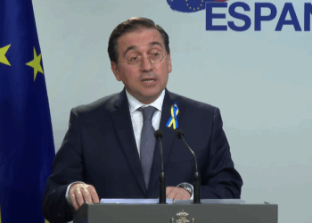 Albares apoya en Bruselas la compra conjunta europea de munición para Ucrania