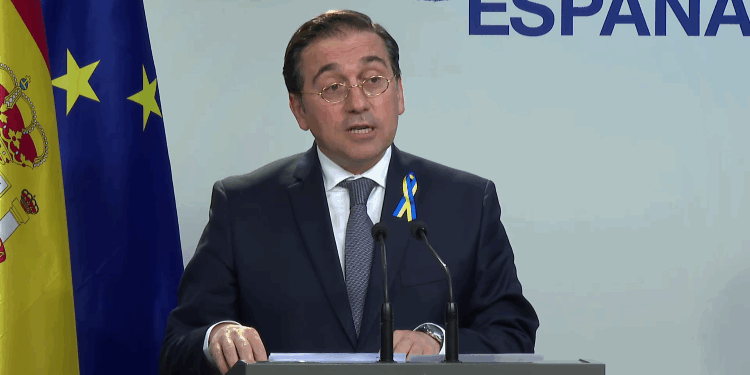 Albares apoya en Bruselas la compra conjunta europea de munición para Ucrania