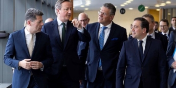 La reunión entre Albares, Cameron y Sefcovic concluye con buenas palabras pero sin anuncios concretos