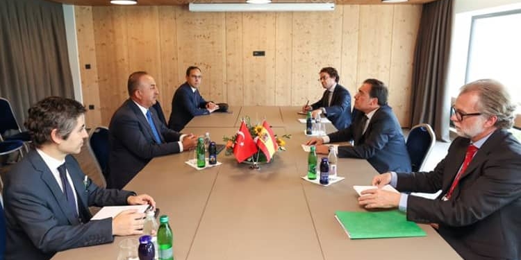 Albares agradece a su colega turco sus esfuerzos para facilitar la salida del grano de Ucrania